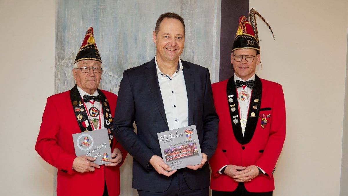 Bürgermeister Peter Weber (Mitte) nahm die Festschrift von RCC-Präsident Marc Leine (rechts) und Ehrenpräsident Heiner Klein entgegen. von privat
