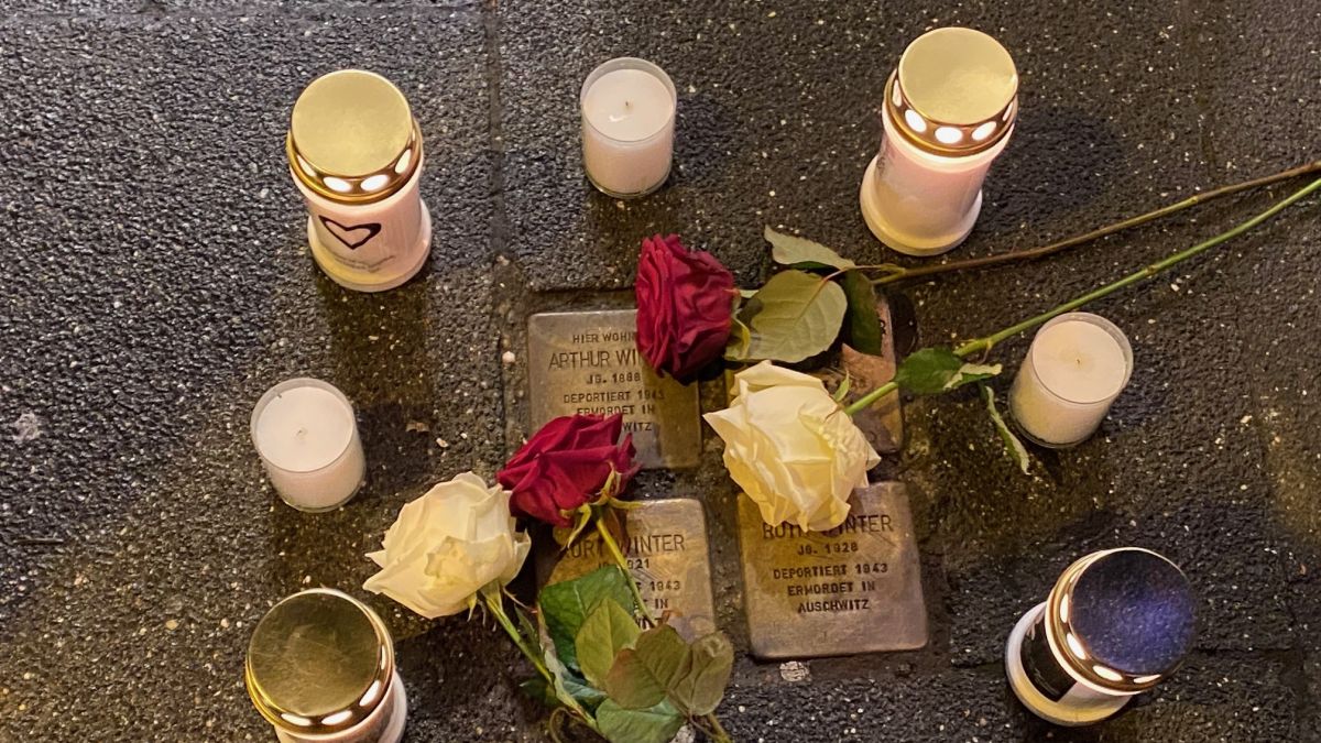 An den vier Stolpersteinen der Familie Winter in der Hundemstraße zündeten Florian Müller (MdB) und Bürgermeister Tobias Puspas Kerzen an und legten Blumen nieder. von Kerstin Sauer