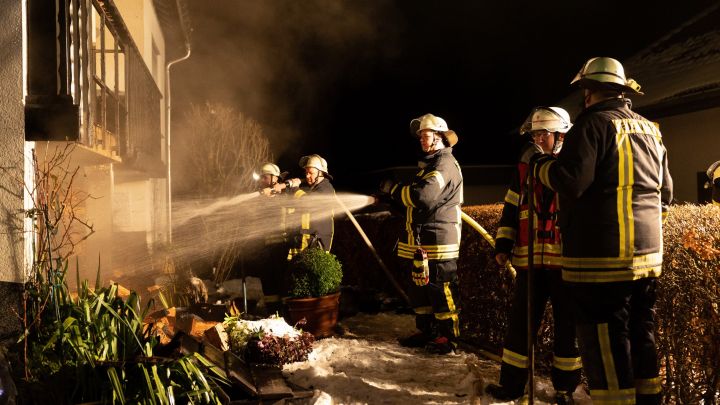 Einsatzkräfte der Feuerwehr löschten den brennenden Holzstapel in Hillmicke.