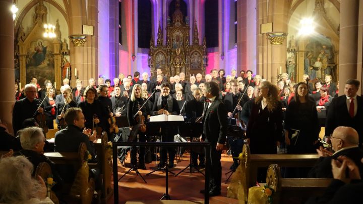 In der voll besetzten Pfarrkirche bot der Kirchenchor Meggen mit seinen musikalischen Gästen ein...