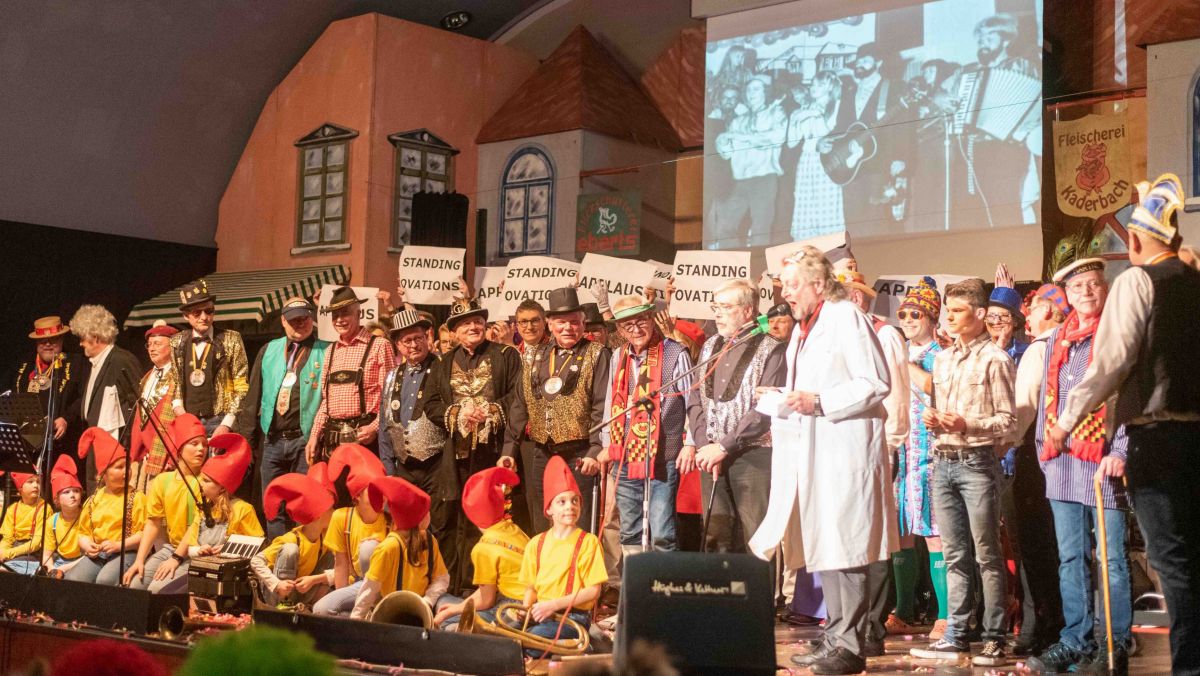 Endlich wieder: Die Zipfelmützen öffnen die Pforten zur „Schunkelnden Sauerlandhalle“ - und freuen sich auf jecke Besucher, ein tolles Programm und ganz viel Party.