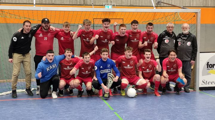 Beim Kreis-Hallenmasters der A-Jugend triumphiert der FC Lennestadt.
