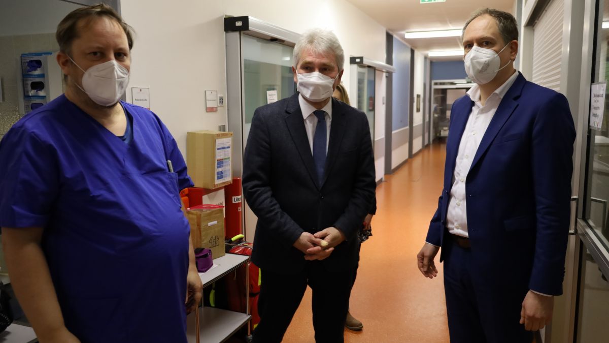 Prof. Dr. Andreas Pinkwart nahm die DRK-Kinderklinik in Siegen mit Geschäftsführer Carsten Jochum (rechts) und Markus Pingel (links) genauer unter die Lupe. von privat