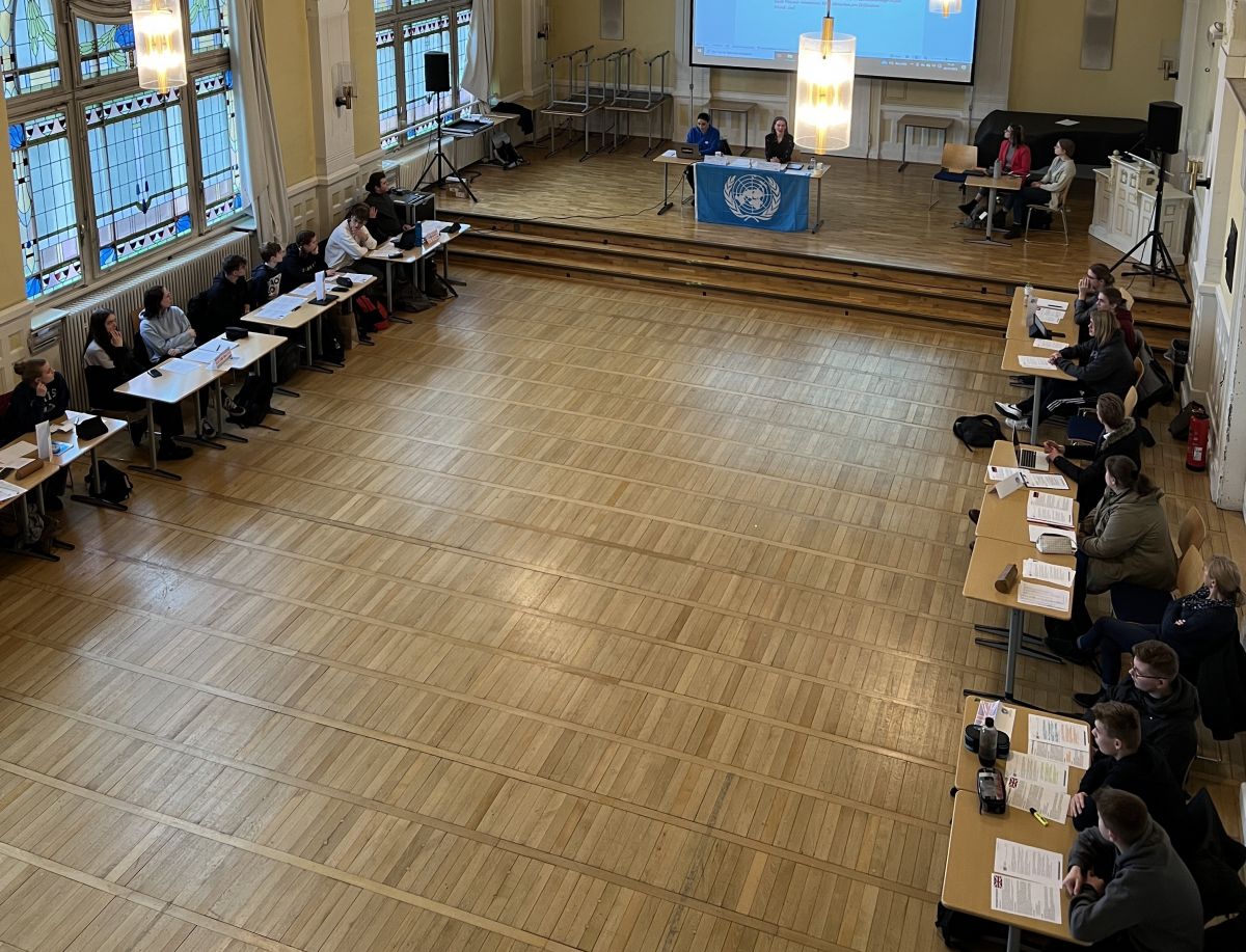 In der Aula schlüpften die Schülerinnen und Schüler in die Rolle von Delegierten verschiedener Nationen und simulierten eine Debatte zu einer Resolution zum Klimawandel im UN-Sicherheitsrat. von privat