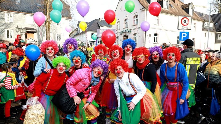 Impressionen vom Karnevalsumzug an Weiberfastnacht 2023 in Drolshagen. Viele Zuschauer verfolgten...