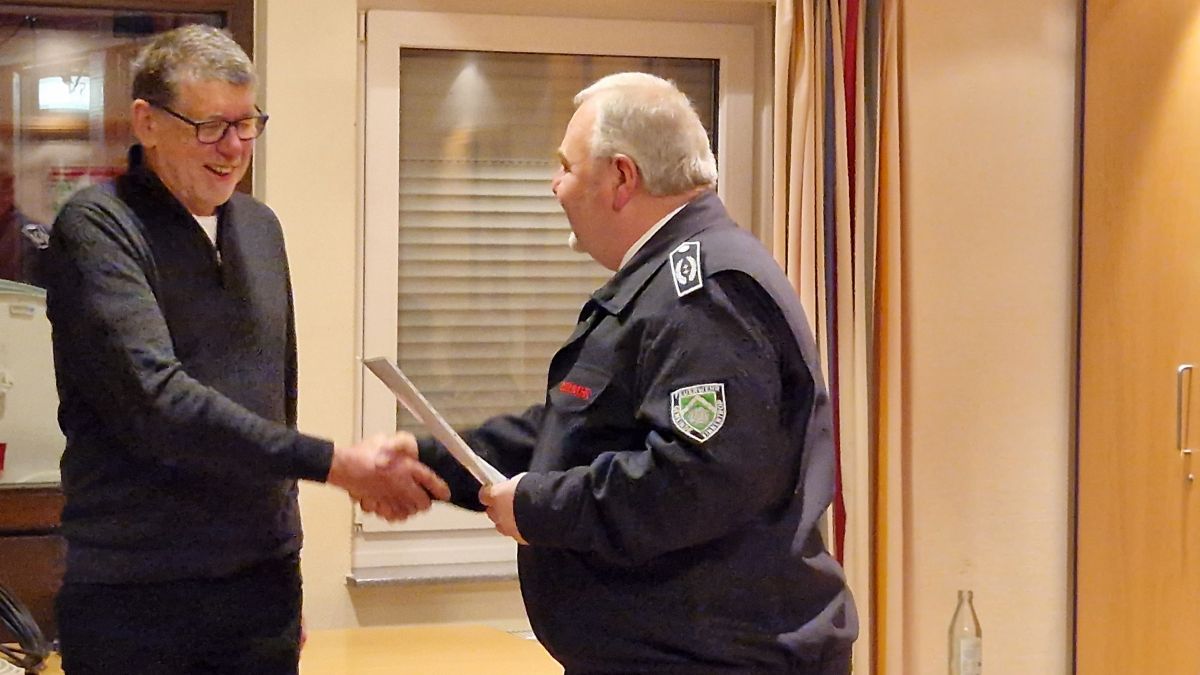 Gemiendebrandinspektor Thomas Klein (r.) bedankt sich bei Rolf-Dieter Reich für dessen Engagement und überreicht eine Ehrenurkunde. von privat