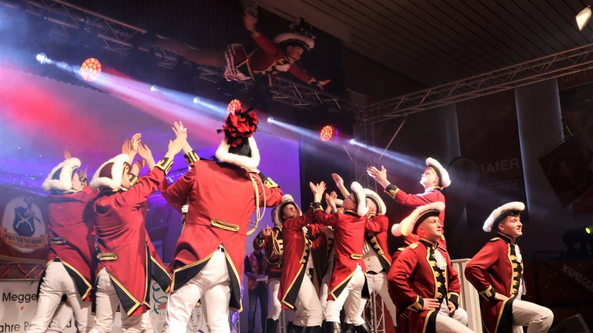 Bei der Altweiberarena in Meggen feierten die Narren bis in die Nacht hinein. von Marita Sapp