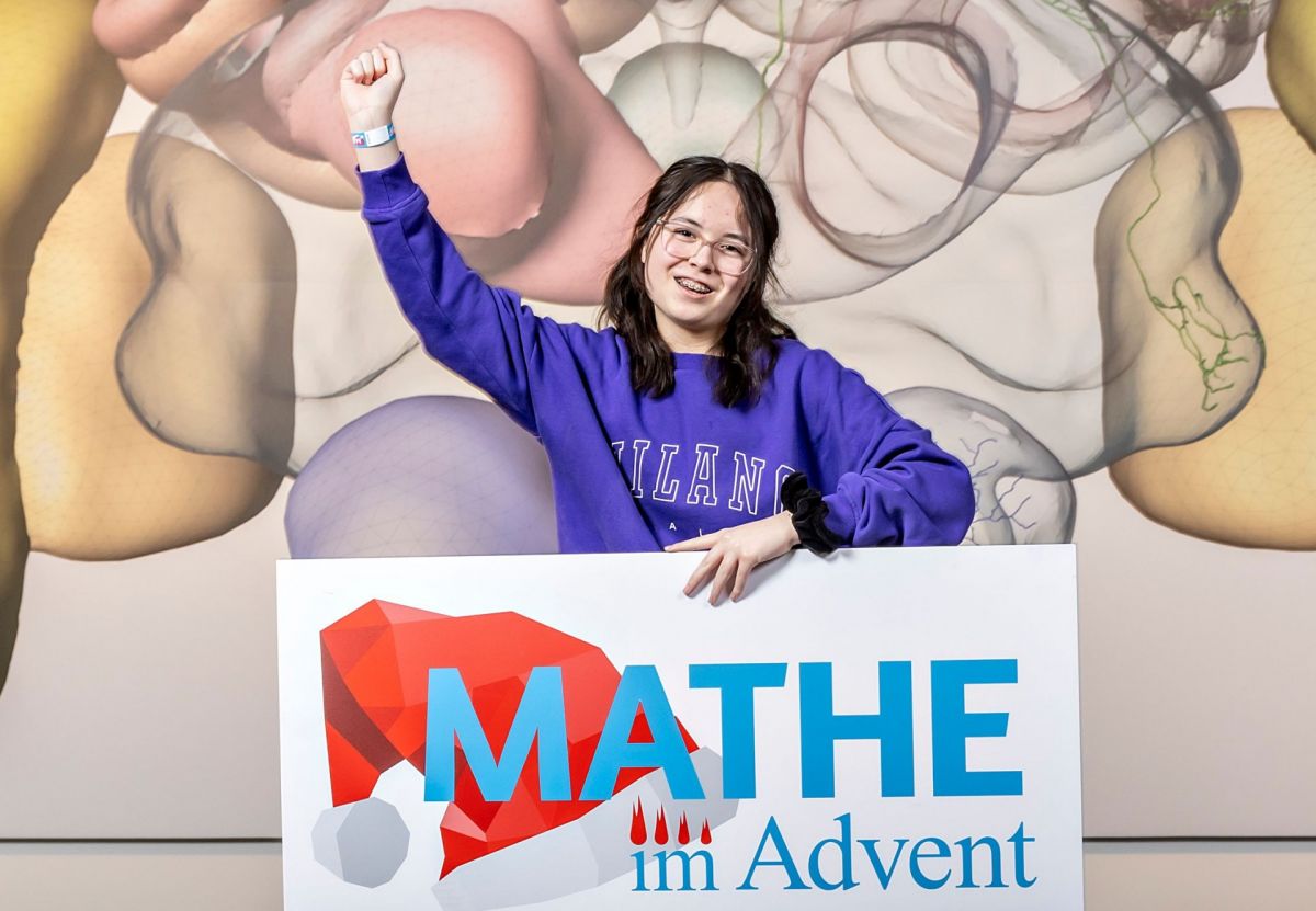 Anna Carina Wagener als stolze Gewinnerin des Aufgabenwettbewerbes des Kalenders 7-9 bei „Mathe im Advent“. von Kay Herschelmann