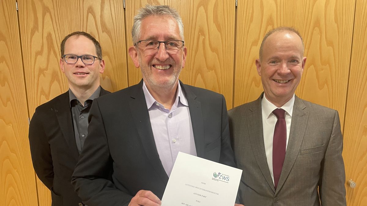 Günter Padt (vorn) mit seinem Nachfolger Stefan Wied (links) und Landrat Theo Melcher. von Kreis Olpe