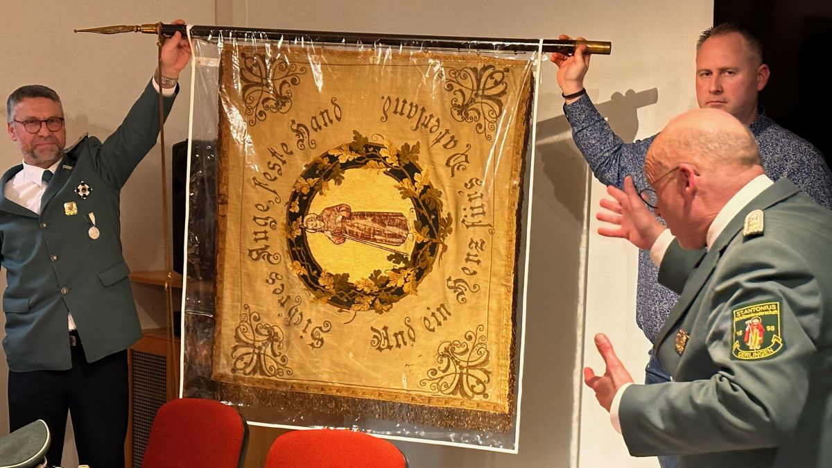 Der Vorstand der St. Antonius Schützenbruderschaft Gerlingen präsentierte die restaurierte Vereinsfahne. von privat