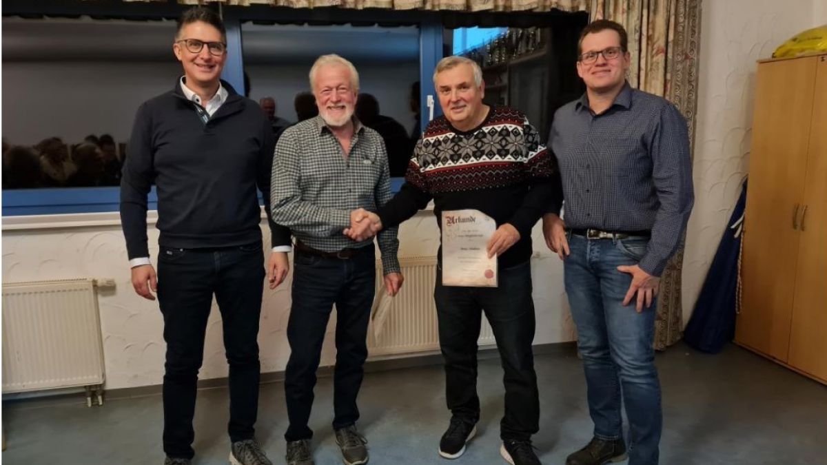 Von links: Sascha Schöls (Vorsitzender), Fritz Gorondzielski (Ehrung 50 Jahre Mitglied), Peter Nathen (60 Jahre Mitglied) und Björn Schlechtinger (Vorsitzender). von privat