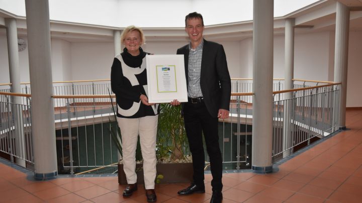 Bürgermeister Bernd Clemens und Nicole Williams freuen sich über die erneute Auszeichnung als...