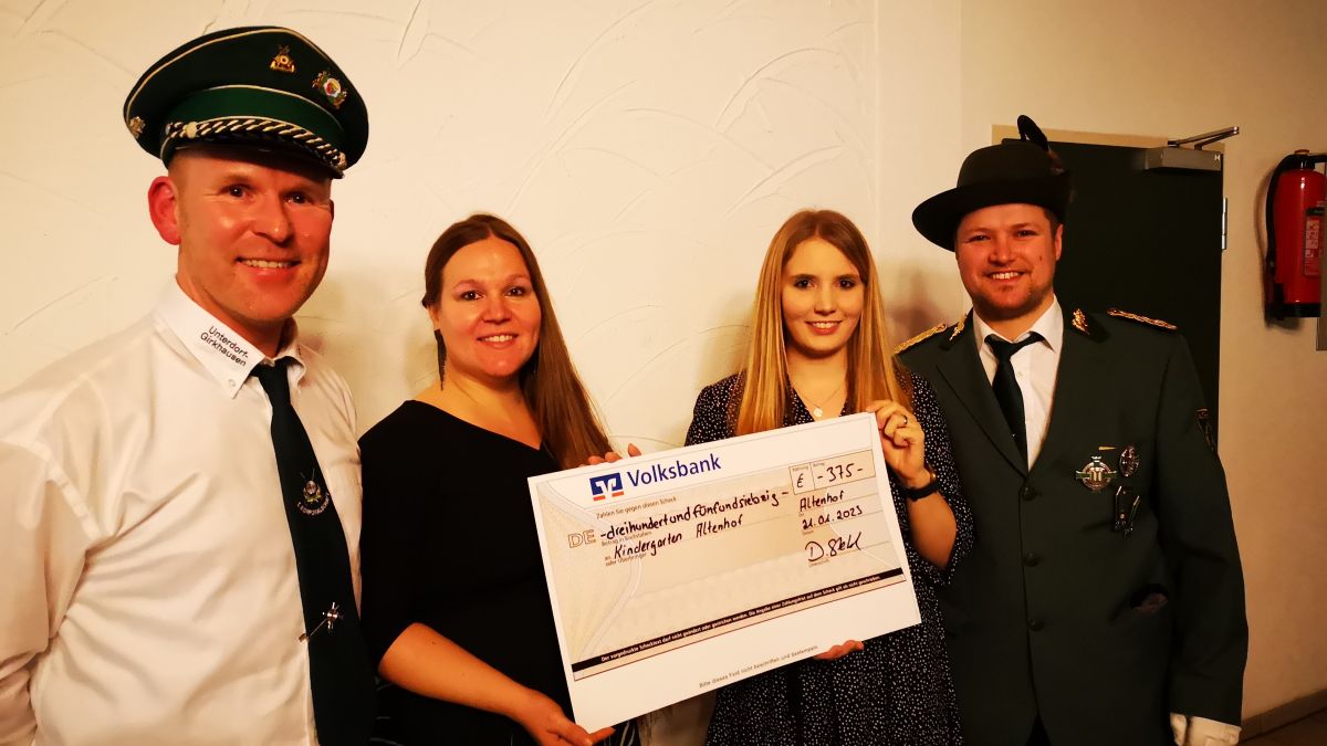 Spendenübergabe im Rahmen des Winterballs der Altenhofer Schützen: Schriftführer Thomas Schönauer, Leitung des Kindergartens „Kleine Strolche“ Manuela Kilian, Carina Stahl und Brudermeister Dominik Stahl (v.l.). von privat