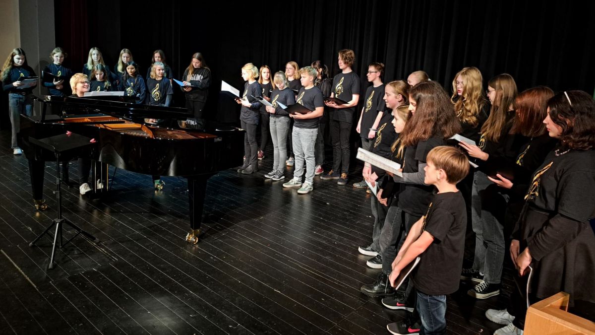 Ein erstes Zusammentreffen zwischen den Jugendlichen aus Drolshagen und Helden gab es beim Jubiläum vom des Sängerkreises Bigge-Lenne in der Finnentroper Festhalle. von Nicole Voss