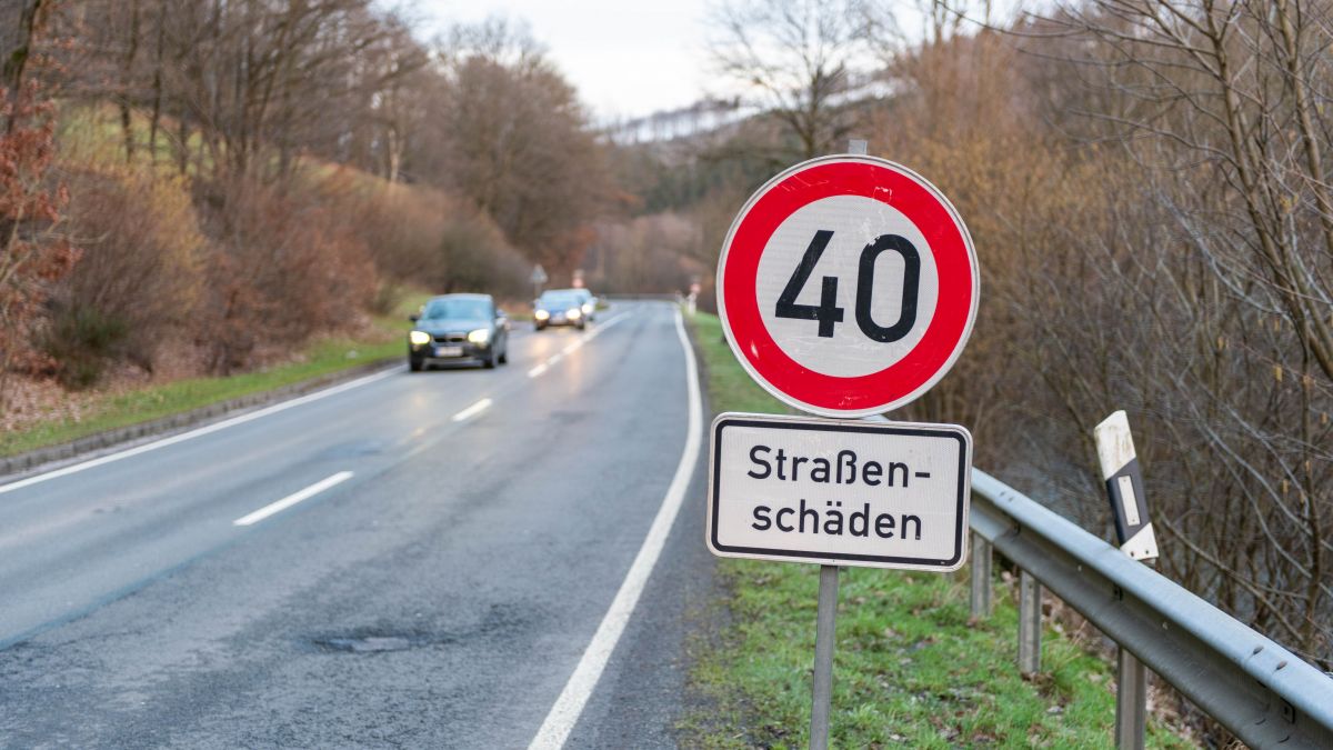 Auf der B 517 zwischen Heidschott und Welschen Ennest ist das Tempo von 70 auf 40 erlaubte Stundenkilometer gesenkt worden. Einige Schlaglöcher machen der Straße zu schaffen. von Nils Dinkel