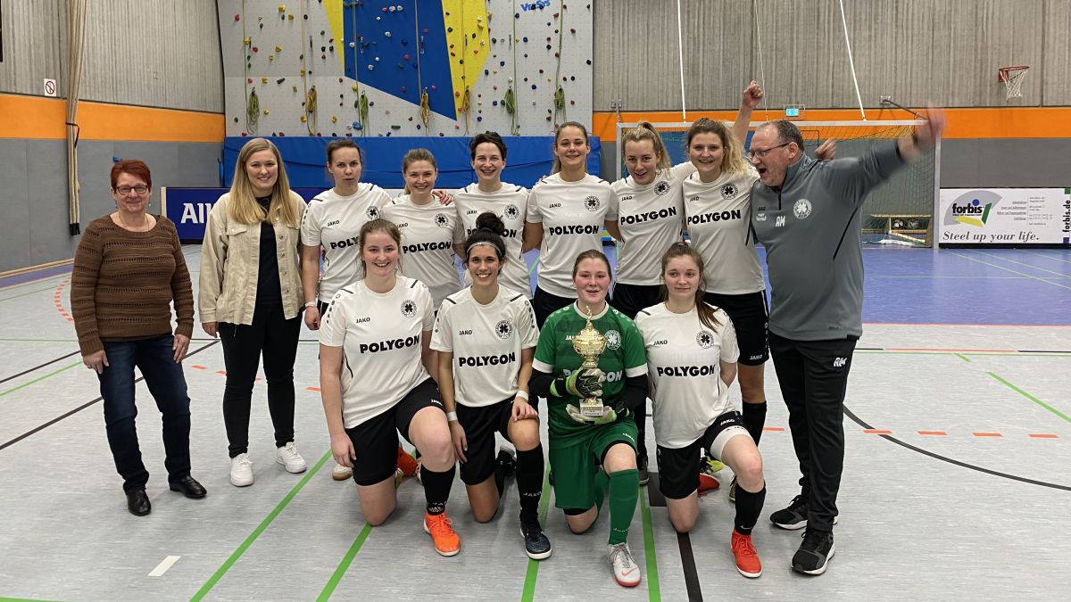 Großer Jubel bei den Frauen des SC Drolshagen: Das Team von Trainer Albert Martin (rechts) gewann am Samstag, 4. Februar, zum dritten Mal das Masters. von SF Albaum/H. Poggel