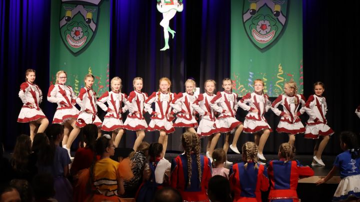 650 Kinder und Jugendliche tanzten beim Kinder- und Jugendgardetreff in der Finnentroper Festhalle.