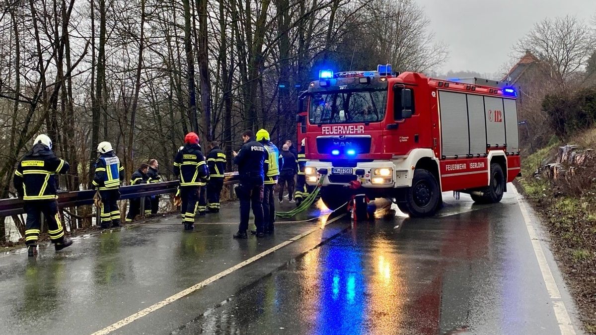 Die Berufsfeuerwehr Iserlohn war mit dem Rüstzug sowie einem Mehrzweckfahrzeug und einem Rettungsboot im Einsatz. von Feuerwehr Iserlohn