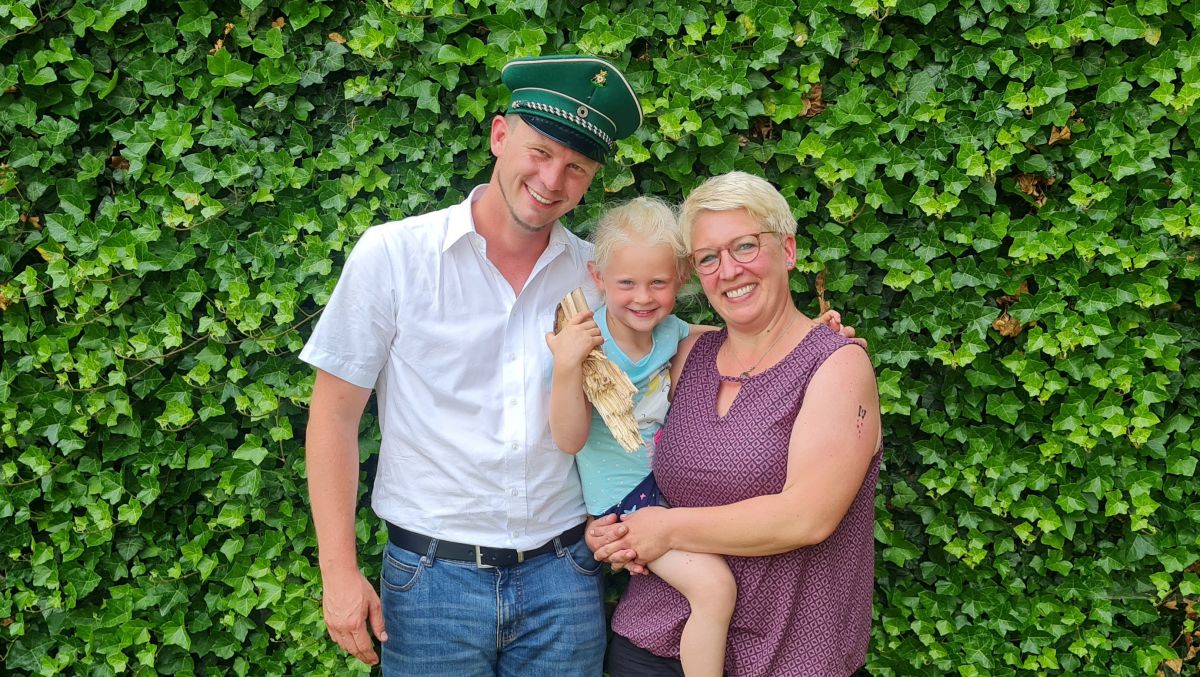 Das Saßmicker Königspaar Markus Schneider und Nadine Kahler mit Tochter Emmy. von Wolfgang Schneider