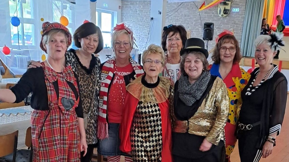 Junge und jung gebliebene Närrinnen feierten einen ausgelassenen Frauenkarneval in Oberelspe. von privat