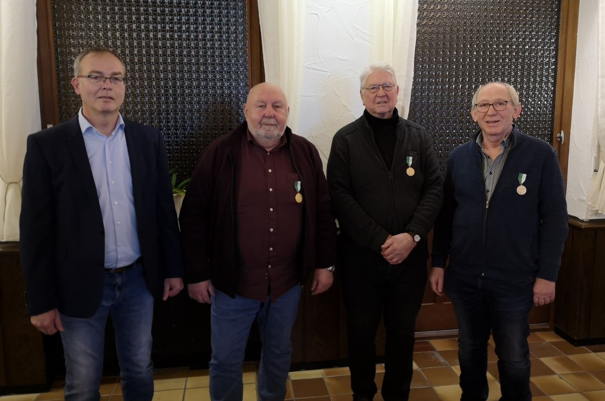 Für 50-jährige Mitgliedschaft in der St. Antonius Schützenbruderschaft Hillmicke geehrt: Oberst Stefan Dornseifer mit den Jubilaren Anton Löhr, Hubertus Hecken und Bernward Ruttmann (v.l.) von privat