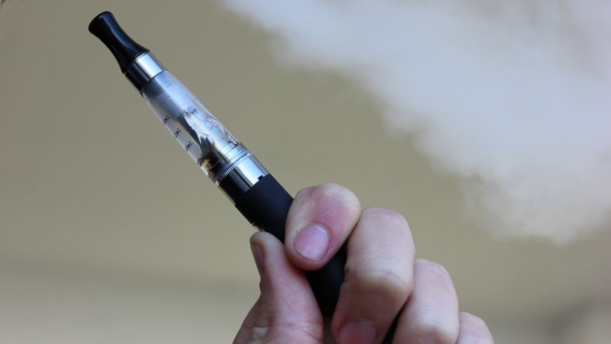 15-Jähriger wird nach Zügen aus einer E-Zigarette bewusstlos