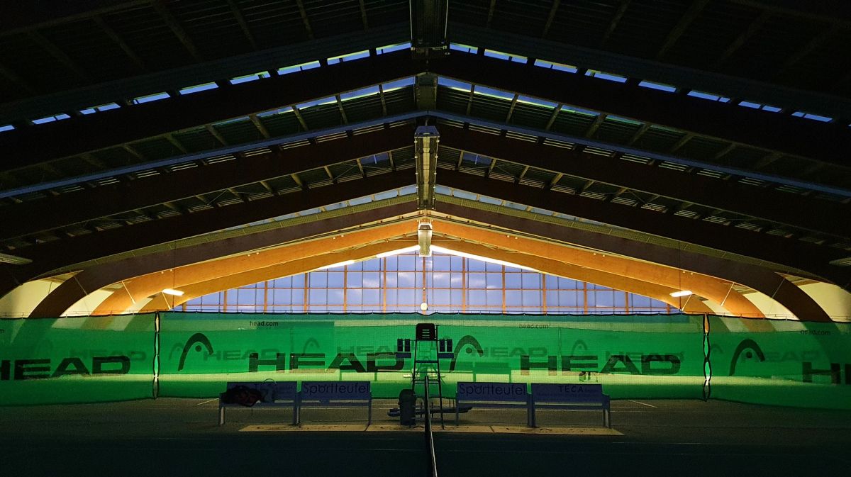 Die Tennishalle ist für die Meisterschaften vorbereitet. von privat