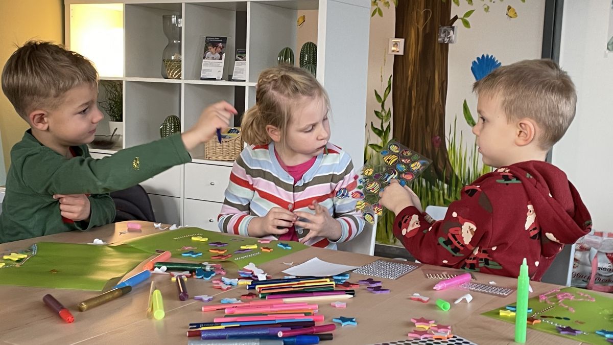 Die Auswahl der passenden Sticker zur Verzierung der Laternen für die Tag der Kinderhospizarbeit ist nicht so einfach – Moritz, Marlene und Matteo (v.l.) sind mit Feuereifer bei der Sache. von DKHV