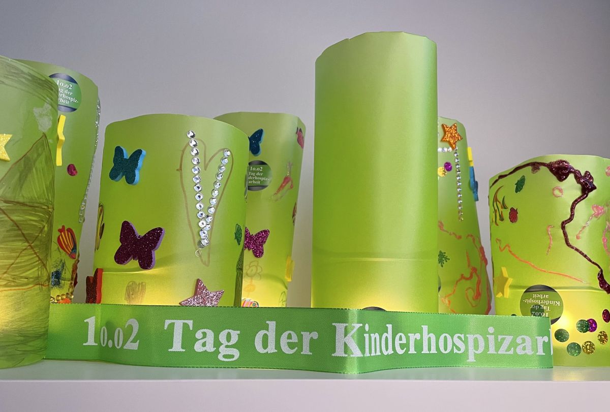 Beim Basteln der grünen Laternen sind der Kreativität keine Grenzen gesetzt. von DKHV
