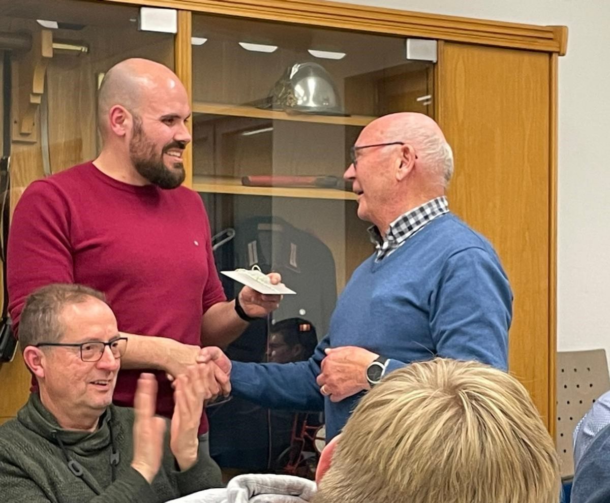 Mitgliederversammlung des Musikzuges Ennest: Tobias Horten ehrt Heinz Regeling für 60 Jahre Mitgliedschaft. von privat