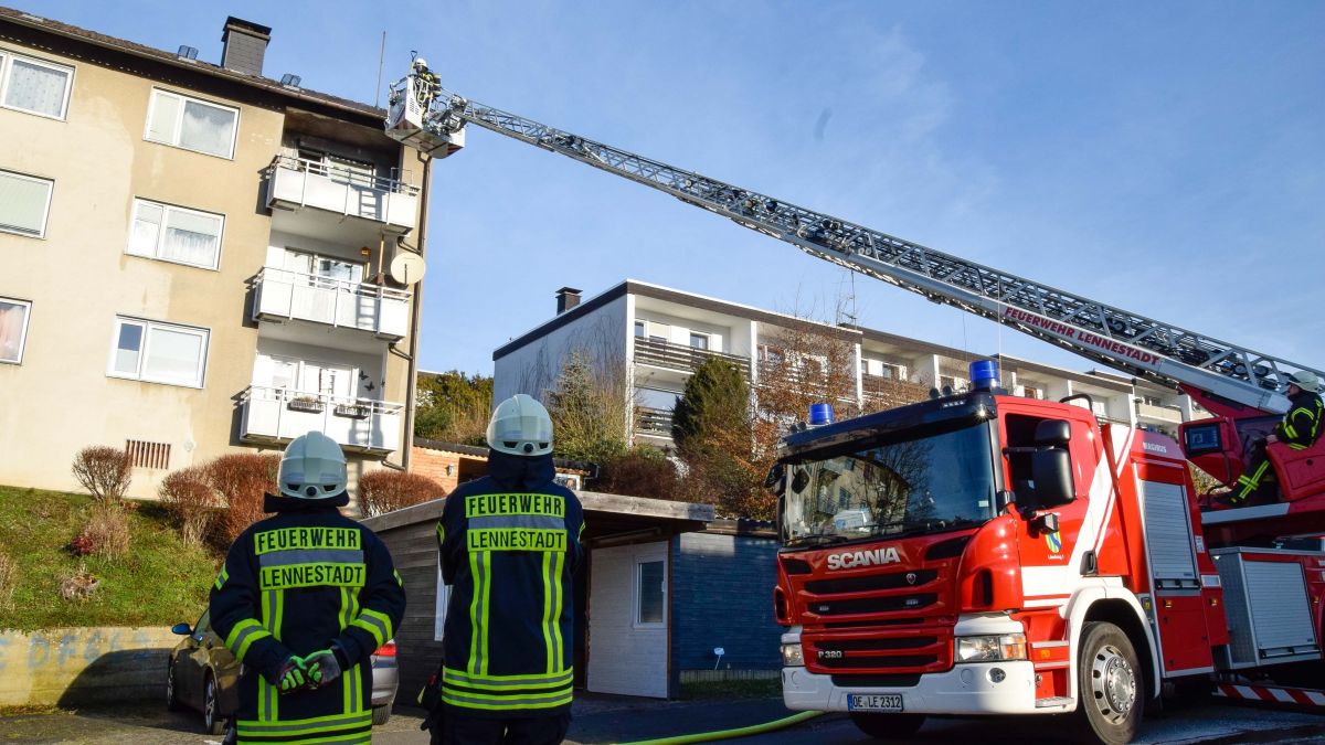 Die Feuerwehr bekämpft ein Feuer auf einem Balkon in Elspe. von Nils Dinkel