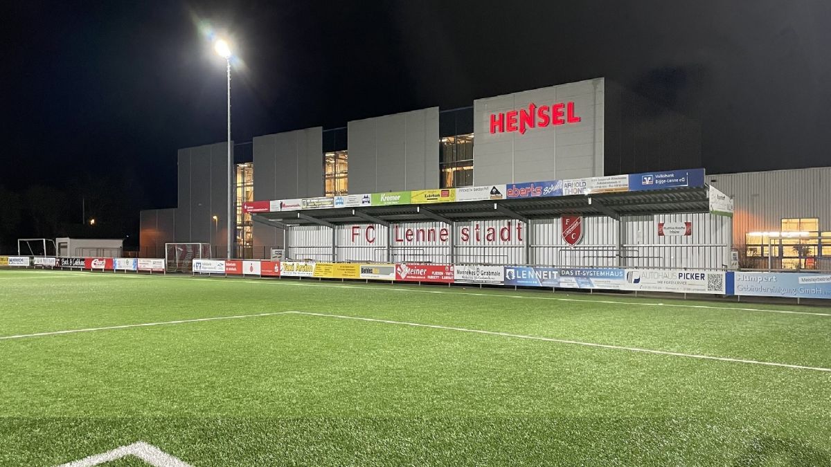 Der Sportplatz des FC Lennestadt leuchtet nun mit LED-Technik. von privat
