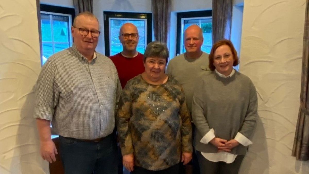 Der 1. Vorsitzende Georg Viegener mit einigen neuen Mitgliedern,
Friedhelm Florath, Jutta von Alt (25-jähriges Chorjubiläum), Berthold Reuter und Irmgard Feldmann (v. li). von privat