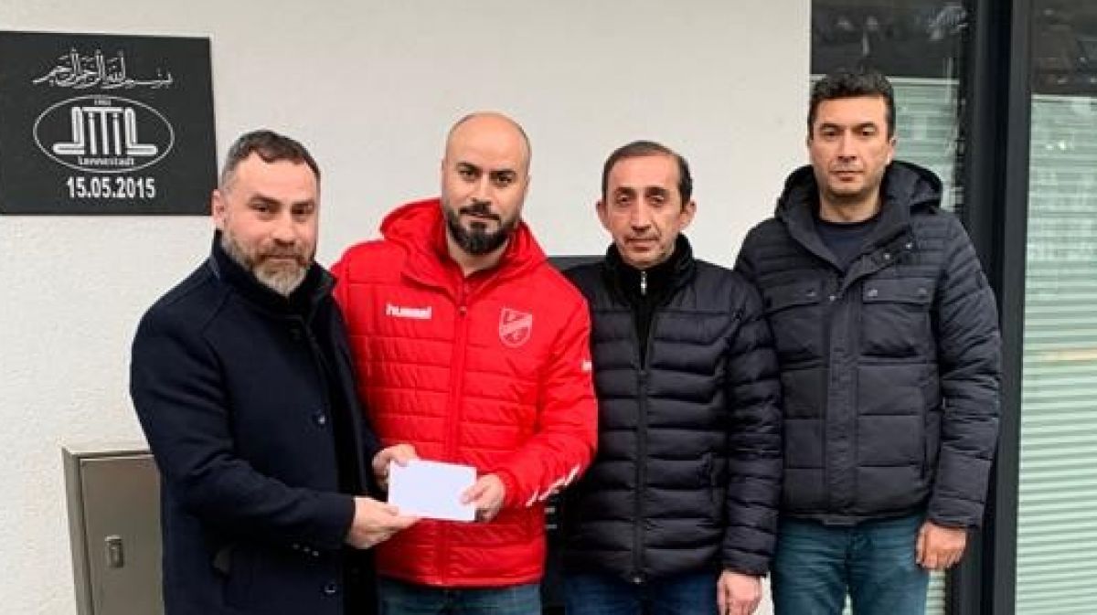 U13-Trainer Ibrahim Demirtas (2.v.l.) übergab die Spende an Adem Bolatli (l.), den Gemeindevorsitzenden der Türkische-Islamischen Gemeinde zu Lennestadt. von privat