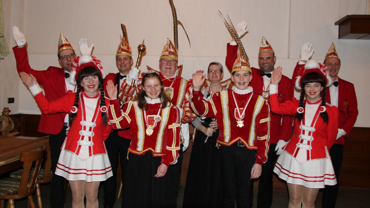 Der Karnevalsverein Schönau-Altenwenden freut sich mit seinen Roten Funken auf die anstehenden Veranstaltungen, bei denen auch das 50-jährige Jubiläum der Prinzengarde gefeiert wird. von Lorena Klein