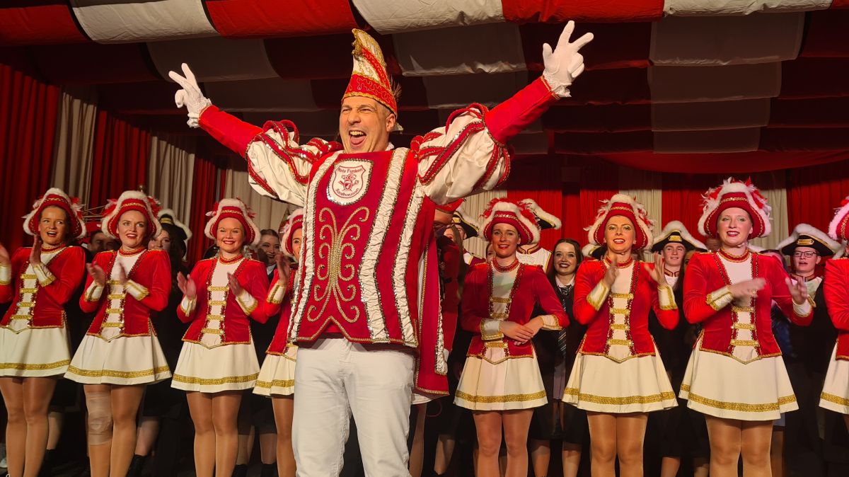 Jubel in Saalhausen: Stimmungskanone Thorsten II. (Hyss) ist neuer Karnevalsprinz. von Nicole Voss