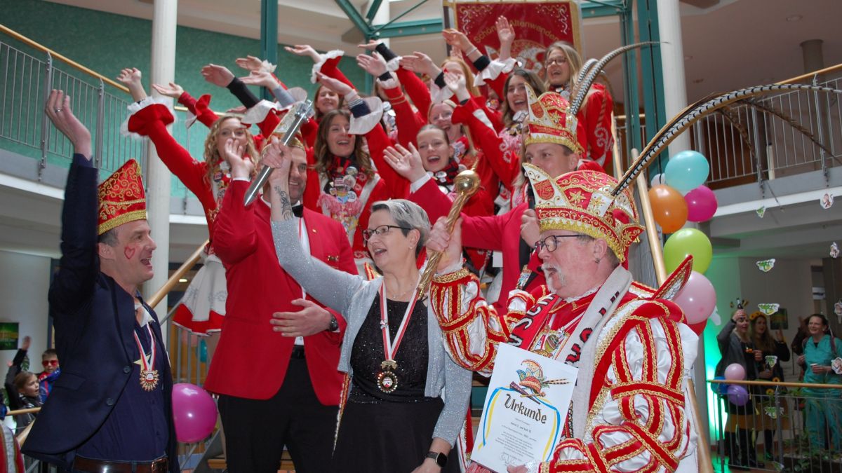 Die Schönauer Karnevalisten stürmten am Altweiberdonnerstag 2023 das Wendener Rathaus. Bürgermeister Bernd Clemens rückte den Schlüssel ohne Gegenwehr heraus. von Rebecca Klein