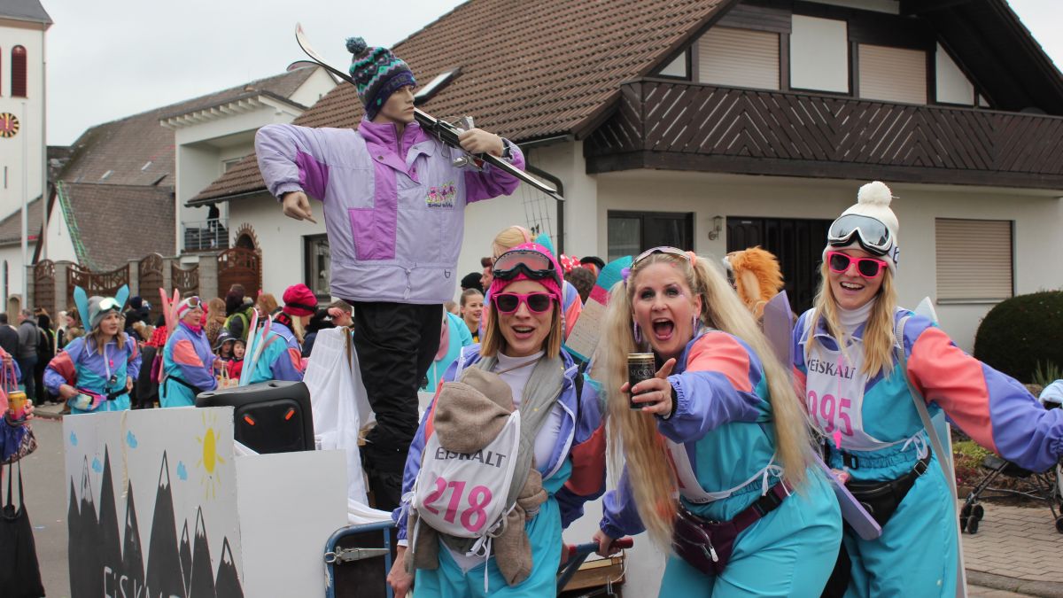 Der Rosenmontagszug in Schönau lockte Tausende von Besuchern in die Narrenhochburg des Wendener Landes. Bei Zugteilnehmern und Zuschauern gab es viele tolle Kostüme zu bewundern. von Leonie Diehl