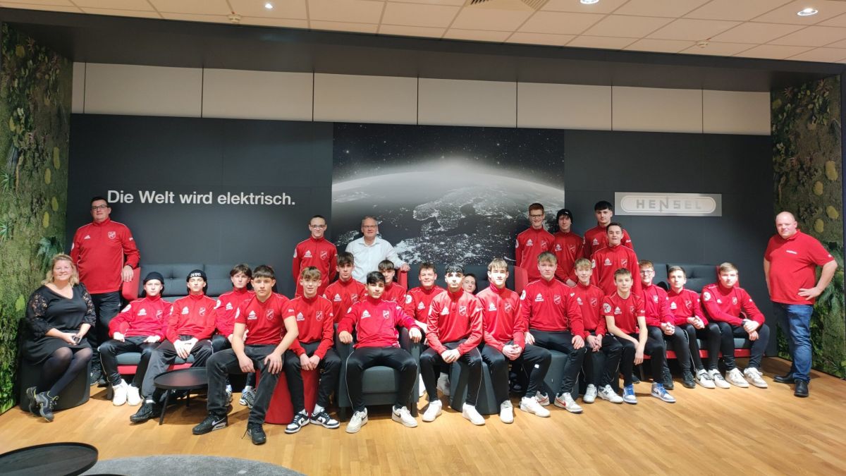Die Firma Hensel besuchten die B- und C-Junioren des FC Lennestadt, um sich über den Start ins Berufsleben zu informieren. von FC Lennestadt