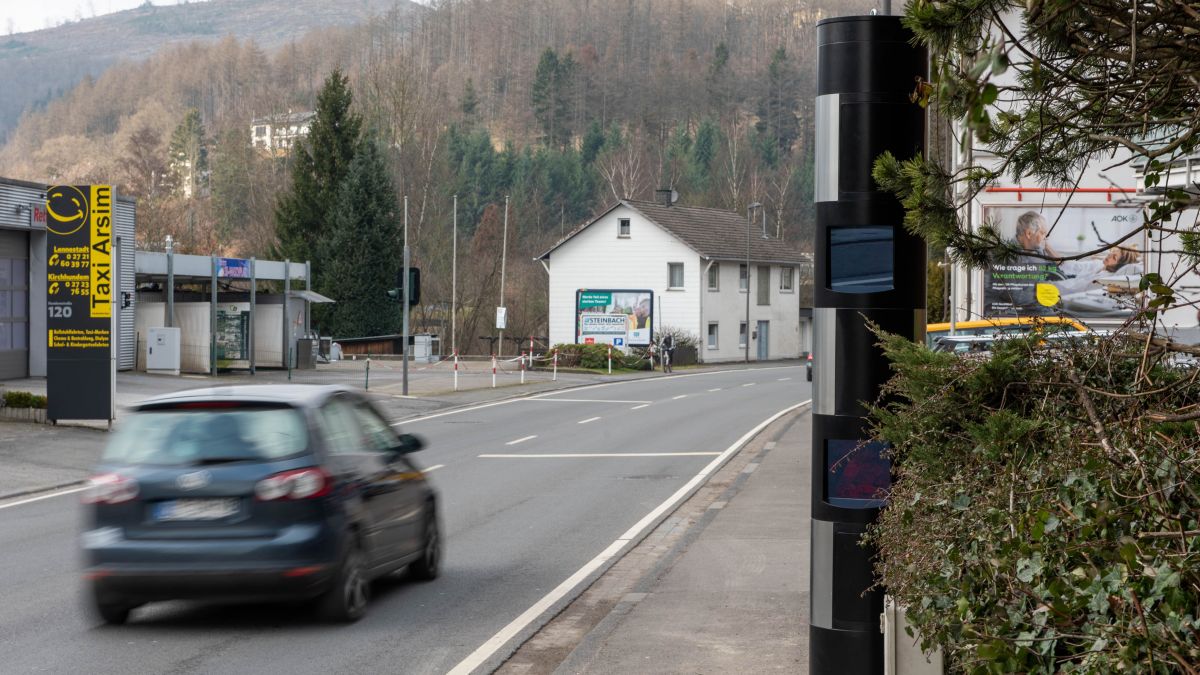 Eine neue Blitzersäule ist auf der B 517 in Altenhundem aufgestellt worden. Sie blitzt in beide Fahrtrichtungen. von Nils Dinkel