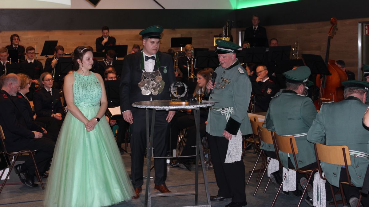 Das Königspaar Robin und Jenifer Schneider bei der Ordensübergabe an den Vorsitzenden Oliver Saße. von privat