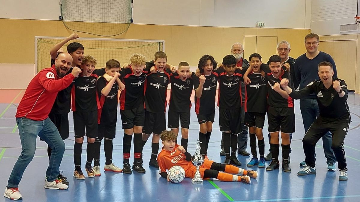 Die Freude bei den Spielern und ihren Trainern war riesig: Die JSG Lennestadt / Laki hat das U13-Masters gewonnen. von privat