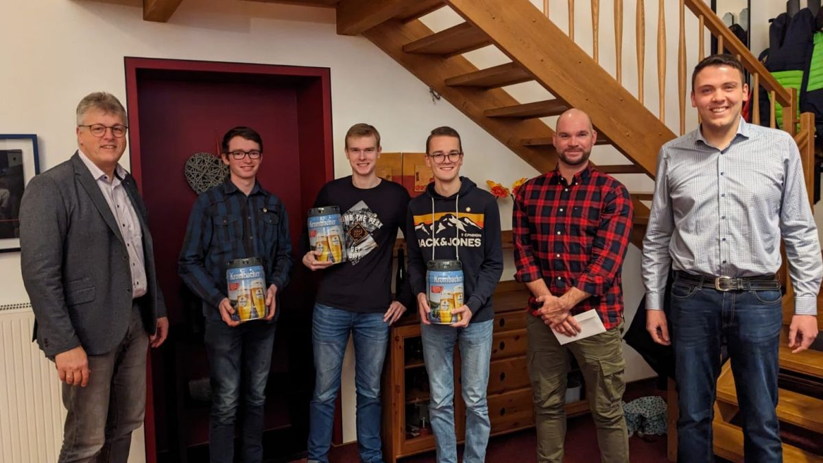 Von links: Tambourmajor Achim Scheckel, Emil Zeppenfeld, Tim Zeppenfeld, Leon Bachen, Marcel Grunbach und der Vorsitzende Daniel Scheckel. von privat