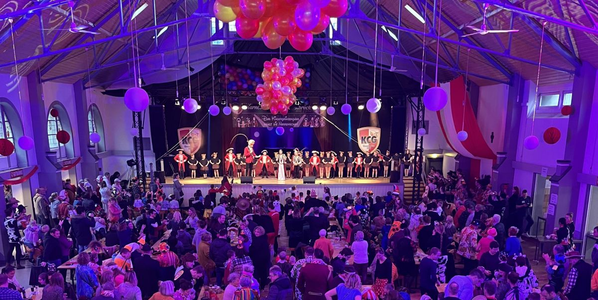 Das neue Kinderprinzenpaar ließ sich beim Kinderkarneval kräftig feiern. von privat