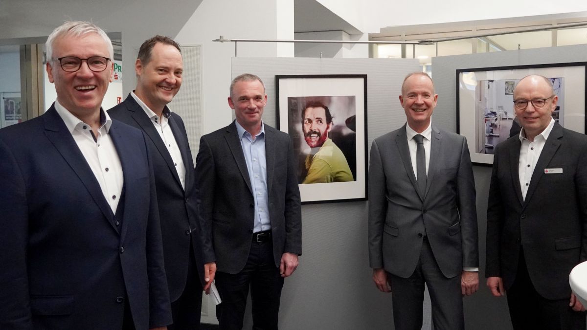 Freuen sich über die Ausstellungseröffnung: (v.l.) GFO-Geschäftsführer Markus Feldmann, Bürgermeister Peter Weber, der Leiter des Kinder- und Jugendhospizes Balthasar, Roland Penz, Landrat Theo Melcher und Sparkassen-Vorstandsmitglied Wilhelm Rücker. von privat