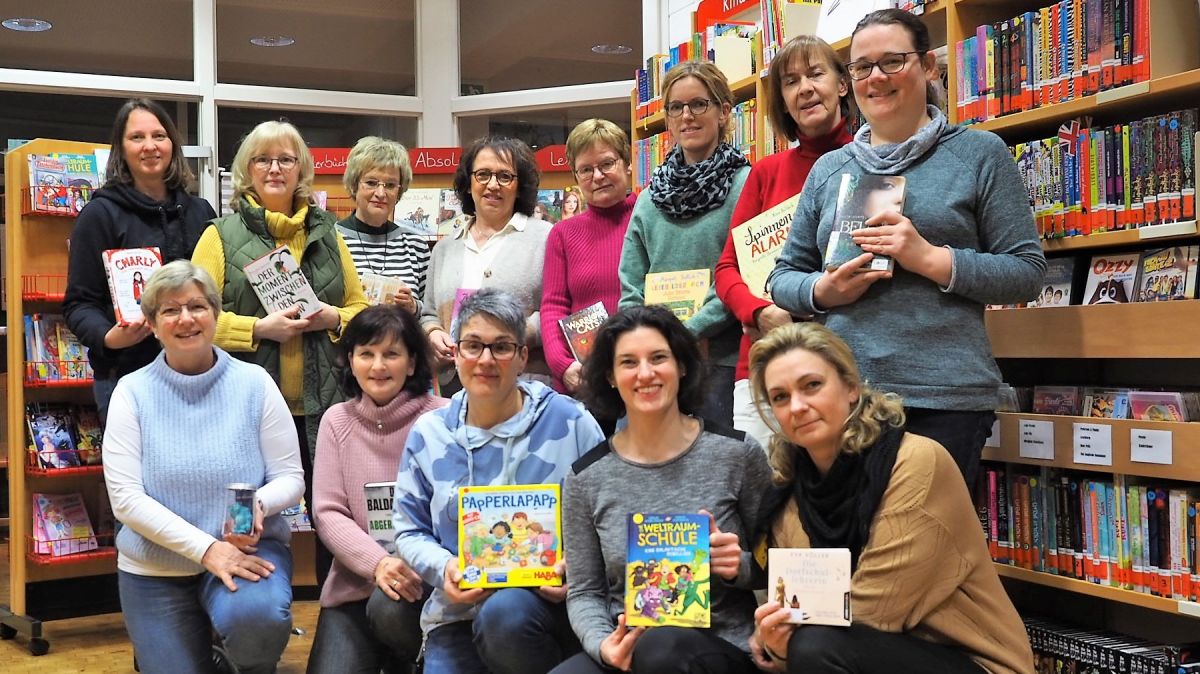 Das Team der Bücherei (einige Mitarbeiterinnen fehlen auf dem Foto) blickt zufrieden auf ein erfolgreiches Jahr 2022 zurück. von privat