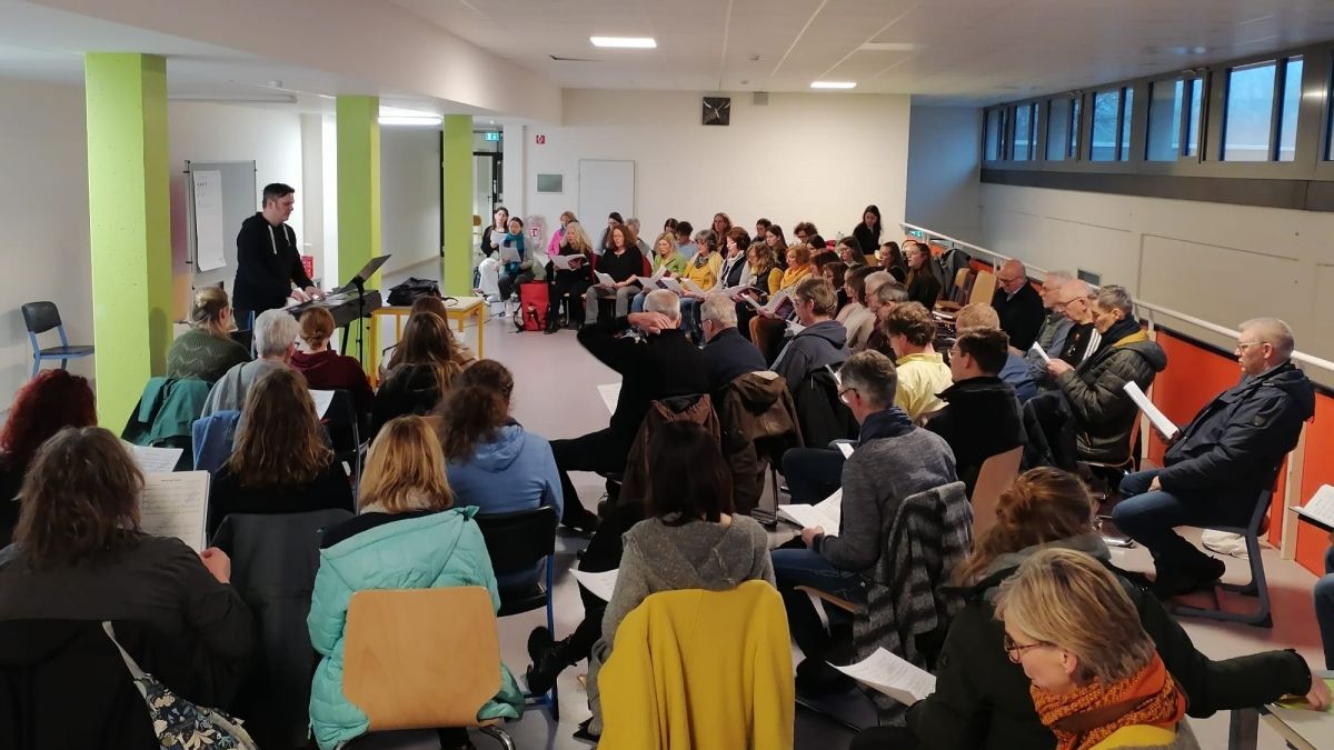 In der Clara-Schumann-Gesamtschule in Kreuztal hat jetzt das erste Choratelier Südsauerland mit vielseitigen Workshops rund um den Chorgesang stattgefunden. von privat