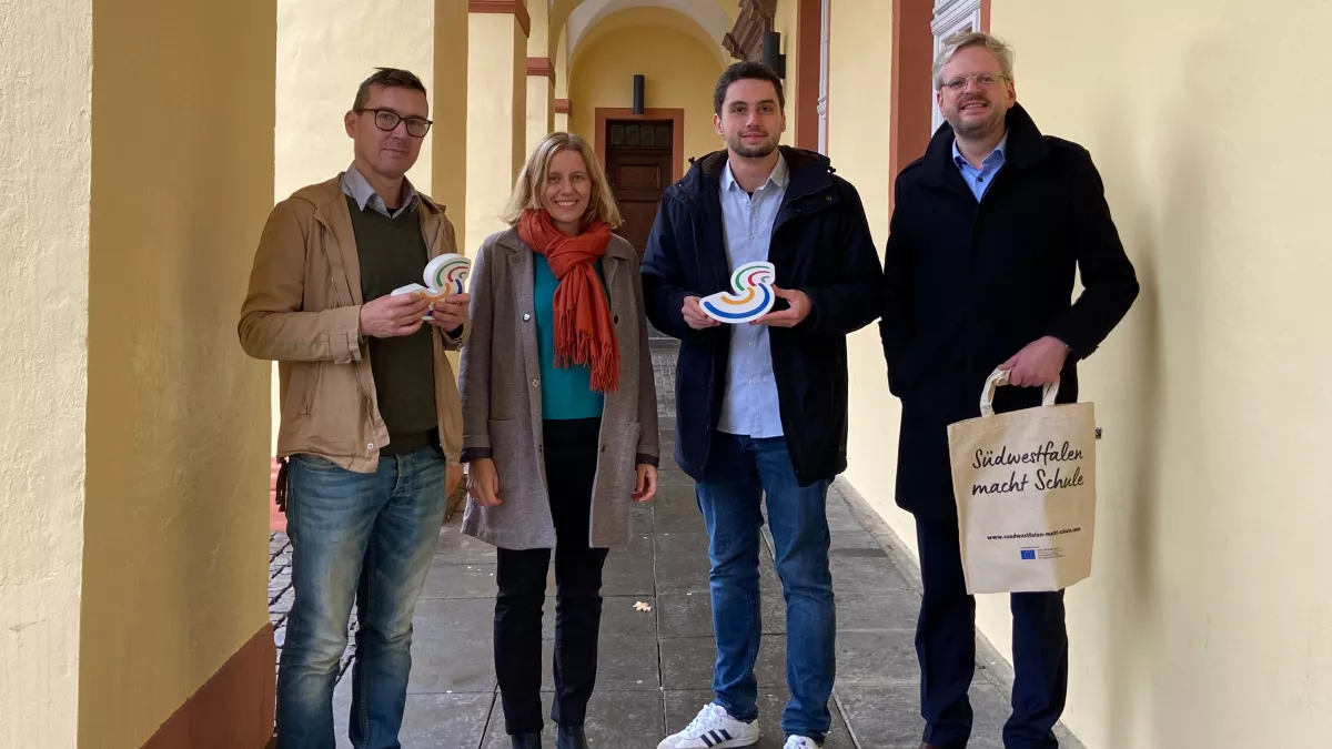 Von links: StR Dr. Marco Rehm (Universität Siegen), Saskia Haardt-Cerff und Niklas Jung (Südwestfalen Agentur GmbH), Prof. Dr. Nils Goldschmied (Universität Siegen). von Südwestfalen Agentur GmbH
