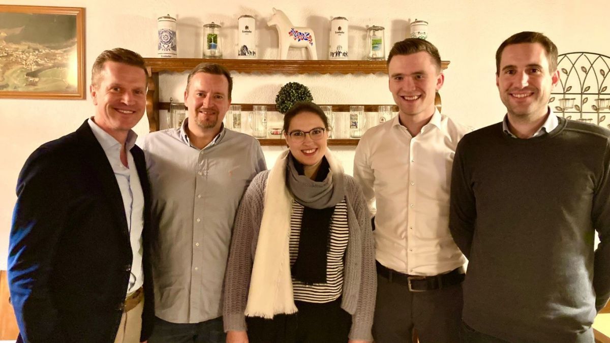 Der geschäftsführende Vorstand des Musikvereins Neuenkleusheim mit der Geehrten Katharina Heinze von privat