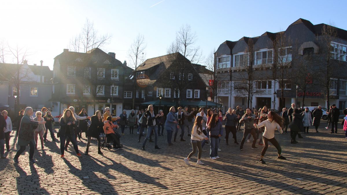 Zahlreiche Menschen nahmen wieder an der Tanz-Demonstration „One Billion Rising“ auf dem Olper Marktplatz teil. von Lorena Klein
